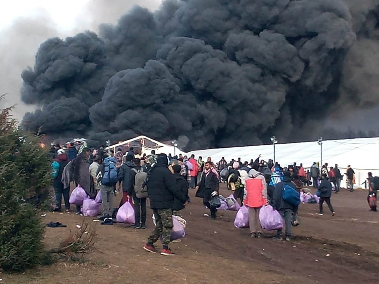Incendio al campo di Lipa in Bosnia il 23 dicembre 2020